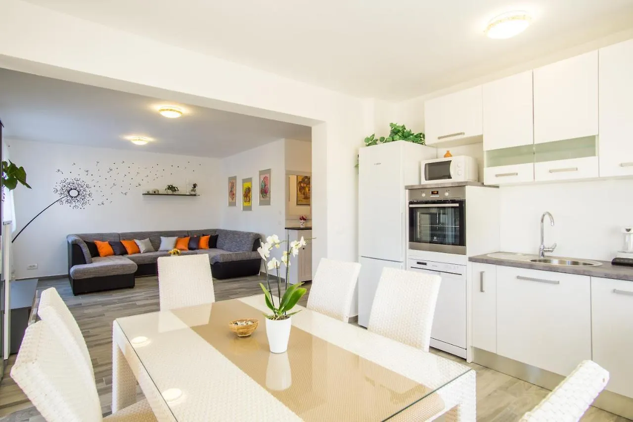 Appartement Casa Matea - 90 M From The Sea, New Private Swimming Pool à Pula